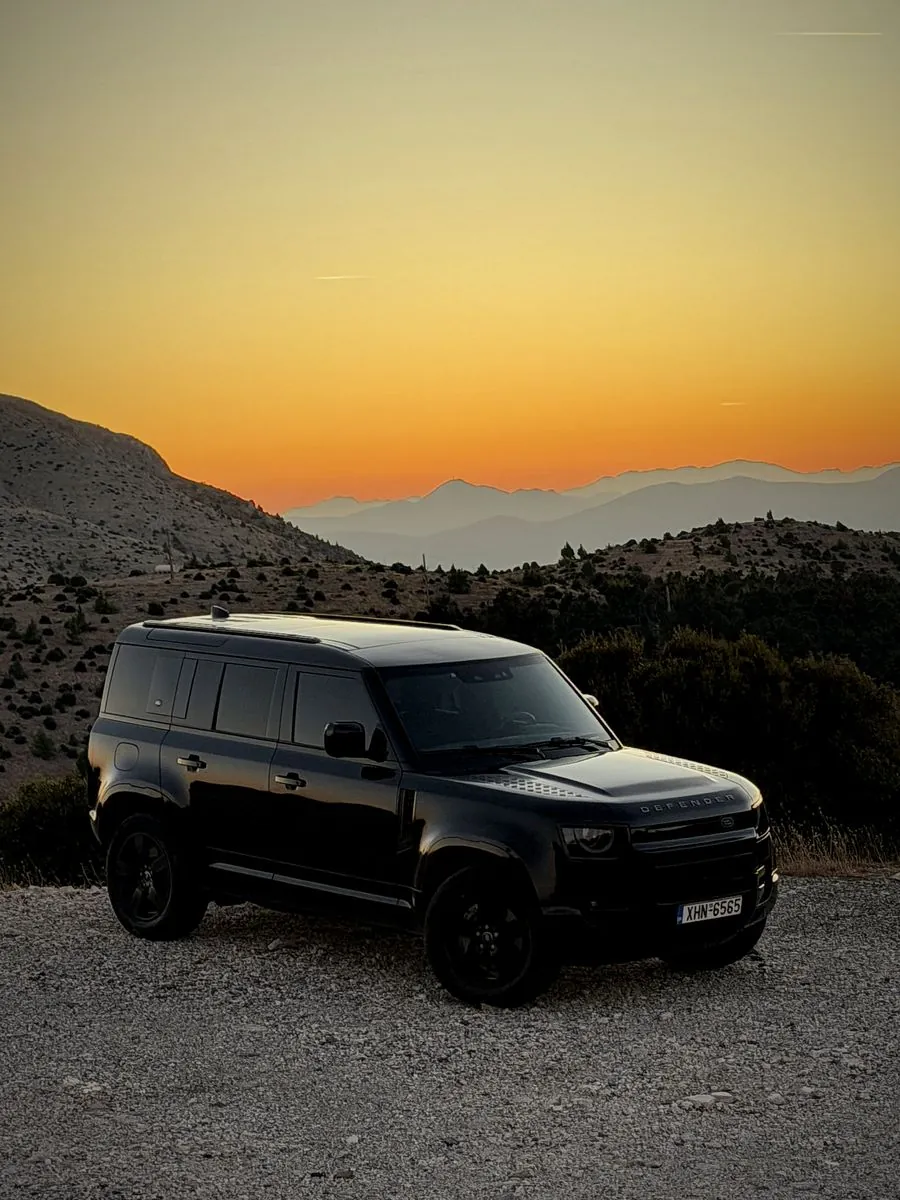 Land Rover Defender στο ηλιοβασίλεμα