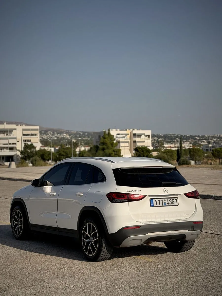Mercedes-Benz GLA 200 από πίσω